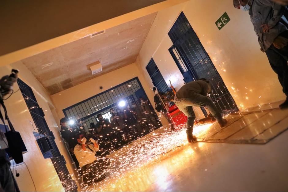 Por esa situación el mandatario ordenó sellar celdas para evitar comunicación entre pandilleros. (Foto: Twitter/Bukele)&nbsp;