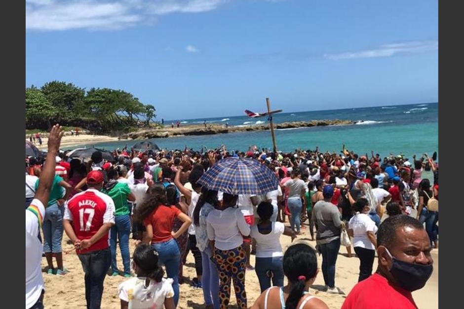 El hombre fue acompañado por cientos de personas por las calles de Puerto Plata y ha generado repudio de varios sectores. (Foto" Listín Diario)