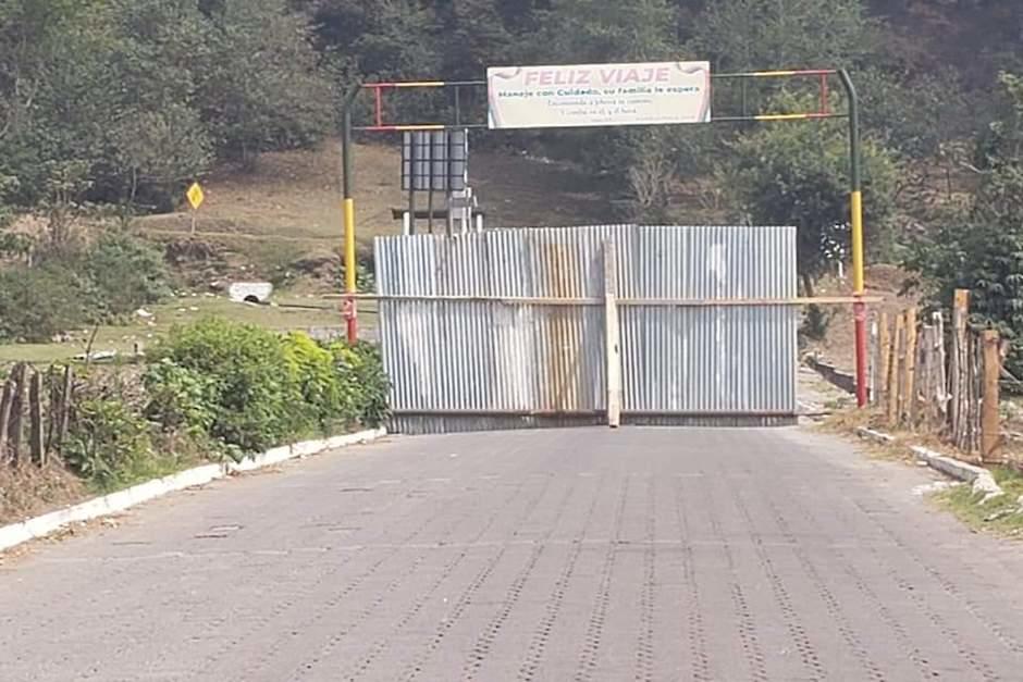Autoridades de Esquipulas Palo Gordo cerraron uno de los ingreso a dicha comunidad para tener mejor control sobre las personas. (Foto: Noticias del Valle)