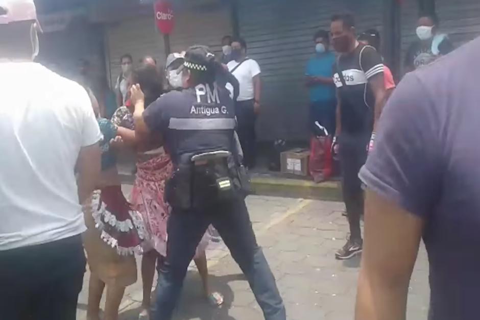 En el video se puede ver que se jalan del pelo y la agente lanza patadas (Foto: captura de pantalla)