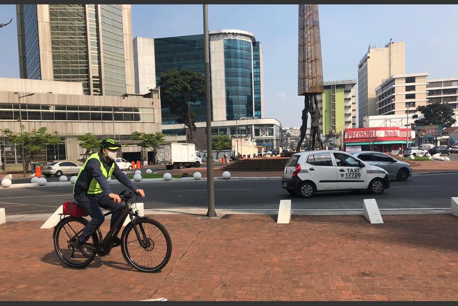El jefe edil capitalino recorre varios kil&oacute;metros en bicicleta hasta llegar a su oficina en el Centro C&iacute;vico. (Foto: Soy502)