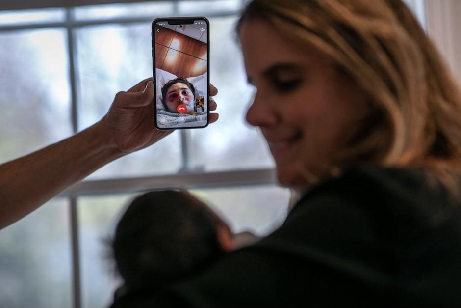 Guatemalteca contagiada con Coronavirus en Estados Unidos dio a luz y pudo conocer a su hijo por videollamada. (Foto: AFP) 