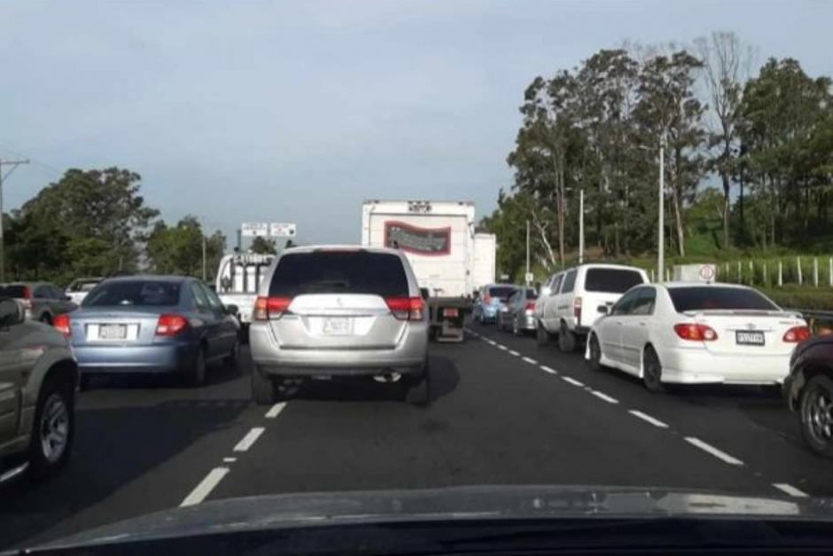 Usuarios en redes sociales comparten im&aacute;genes del tr&aacute;fico en la autopista (Fotograf&iacute;a: @LRQuix / Twitter)