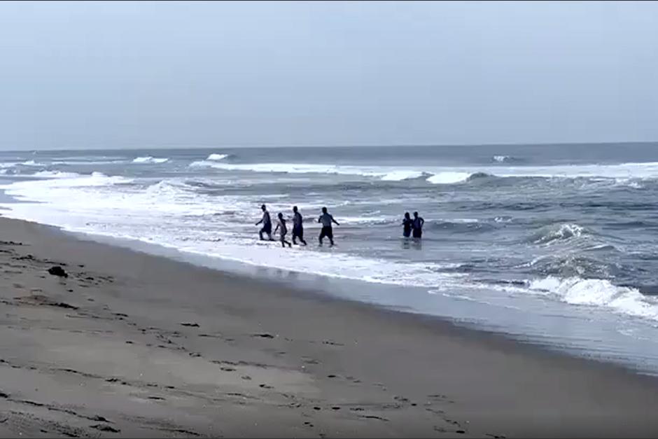 Turistas locales insisten en visitar playas, pese a las prohibiciones. (Foto: Municipalidad de Sipacate)