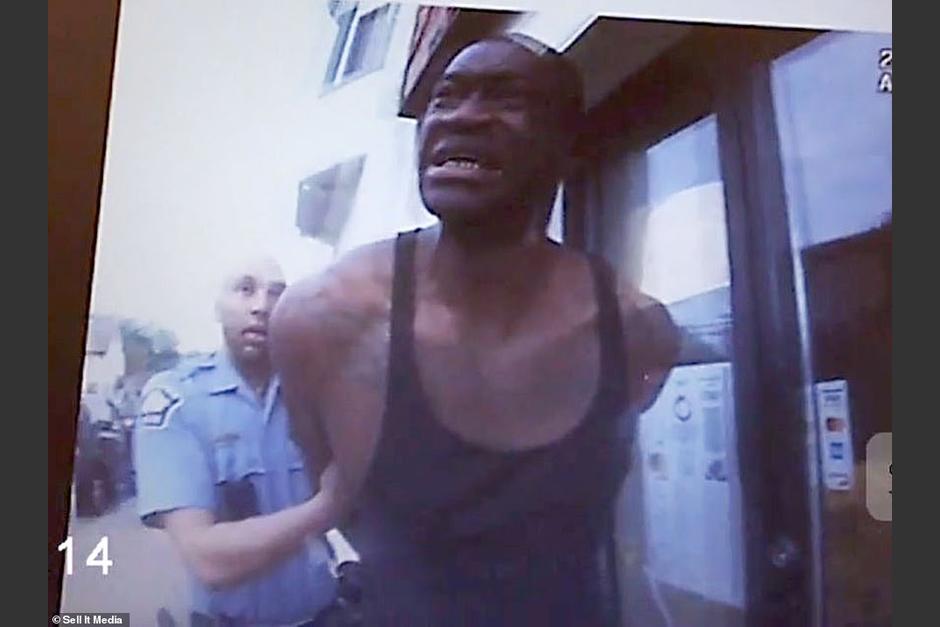 Los videos muestran las súplicas de George Floyd. (Foto: Daily Mail)