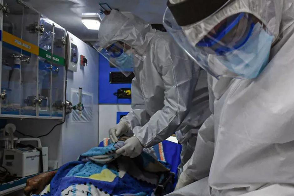 Trabajadores de la salud trasladan en ambulancia a un paciente con síntomas de COVID-19 al Hospital General de Medellín, Colombia. (Foto: AFP)