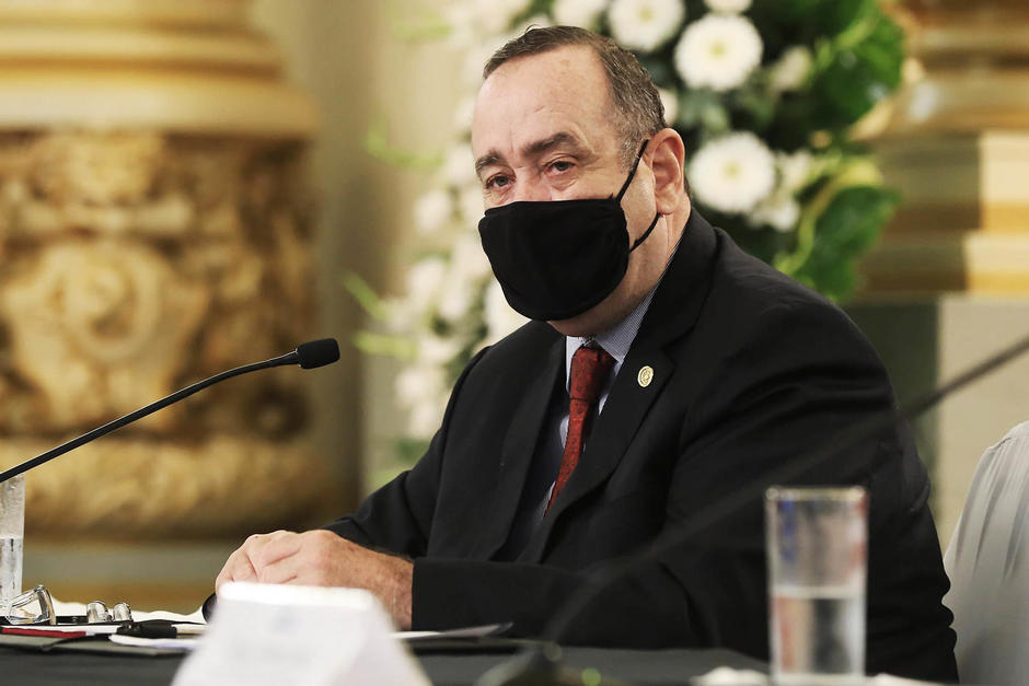 Los compañeros de promoción de 1980, misma en la que se graduó el presidente Alejandro Giammattei, publicaron una carta abierta en contra de la gestión del mandatario. (Foto: Presidencia)