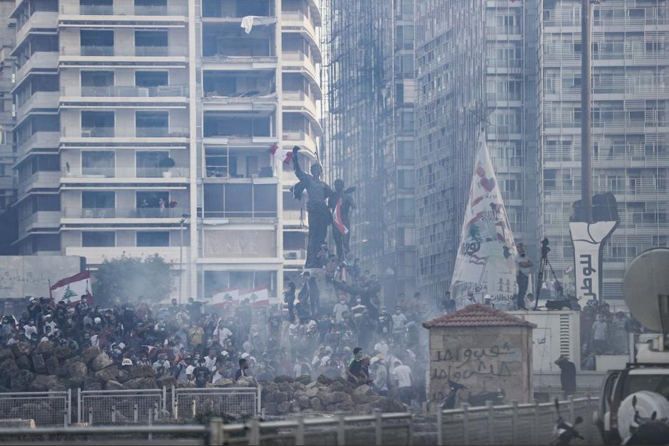 Miles de manifestantes protestan contra el Gobierno de L&iacute;bano al que responsabilizan por la explosi&oacute;n que dej&oacute; m&aacute;s de 150 muertos, 6 mil heridos y 20 desaparecidos. (Foto: AFP)