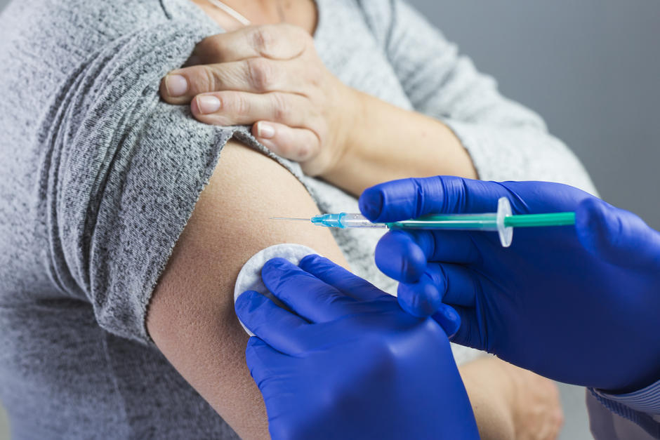 Una voluntaria decidi&oacute; saltar al campo a batirse como delantera en un partido contra el coronavirus. (Foto: Freepik)