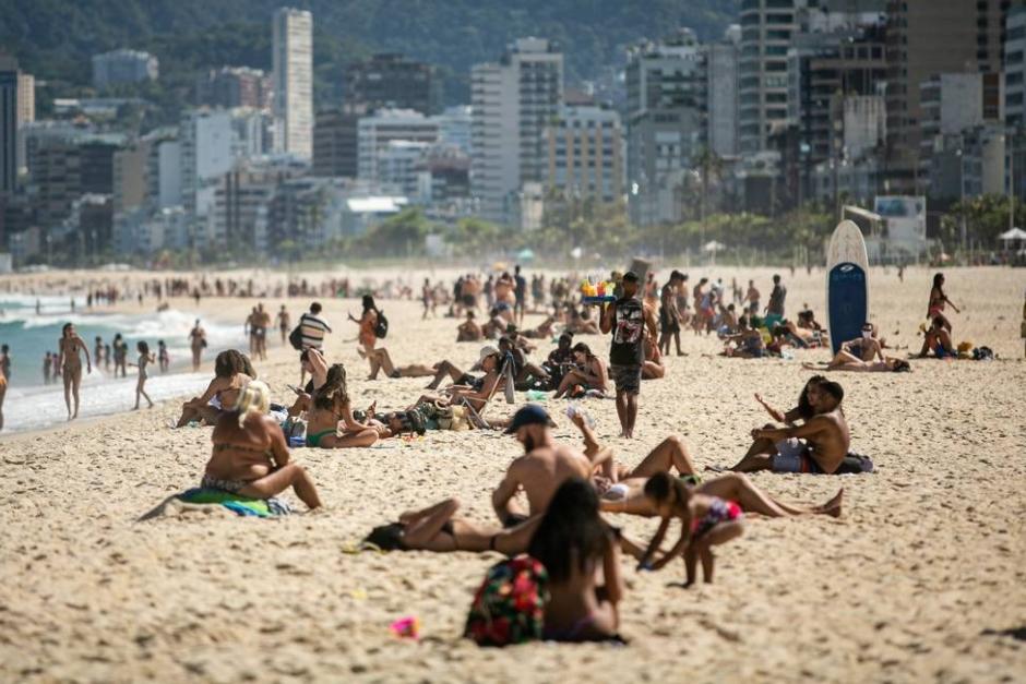 Las playas de Brasil se han visto inundadas de ba&ntilde;istas durante la pandemia del coronavirus. (Foto: Pan)