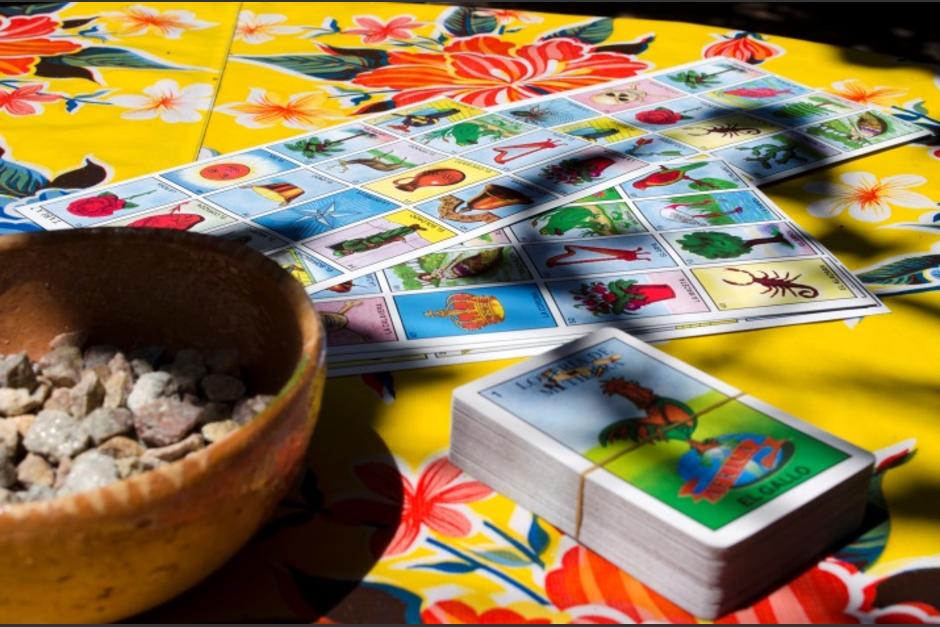 Enfermeros y médicos juegan Lotería con pacientes de Covid-19 para levantarles el ánimo. (Foto: Tropicalísima)