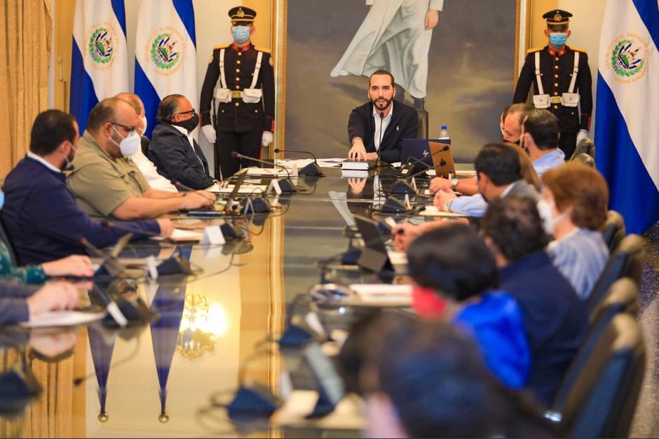 El presidente de El Salvador firm&oacute; un decreto para convertir el 10 de agosto en D&iacute;a Nacional de Oraci&oacute;n. (Foto: Presidencia)&nbsp;