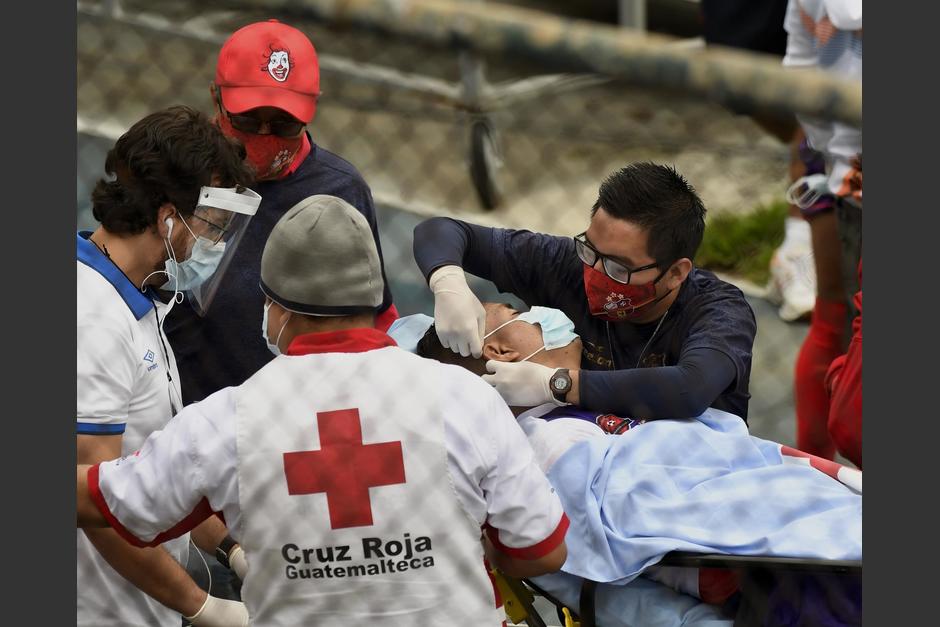 Eduardo G&oacute;mez fue trasladado hacia un hospital para hacerle ex&aacute;menes tras el choque. (Foto: Byron de la Cruz/Nuestro Diario)