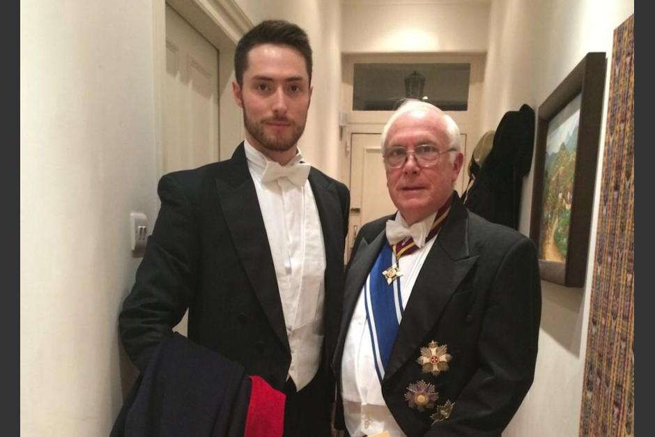 Javier Valladares Urruela aparece junto a su padre, Acisclo Valladares Molina, de quien también es hijo Acisclo Valladares Urruela, prófugo buscado por la Interpol. (Foto: Facebook/Javier Valladares)