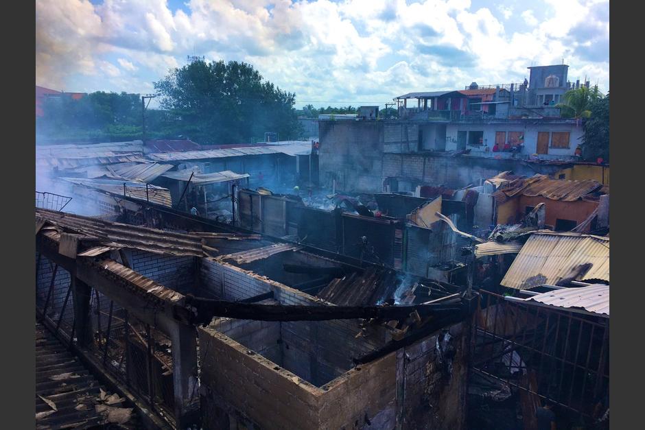 M&aacute;s de 300 locales fueron consumidos por el fuego en un voraz incendio que afect&oacute; el mercado del Puerto de San Jos&eacute;. (Foto: Twitter/@MarlonH_of)