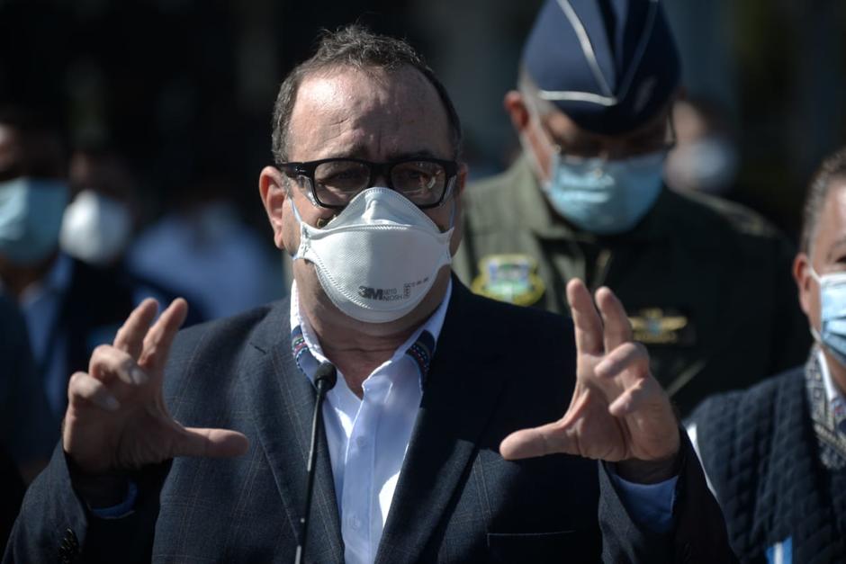 El presidente Alejandro Giammattei participó en la entrega de 278 escritorios al Mineduc. (Foto: Wilder López/Soy502)