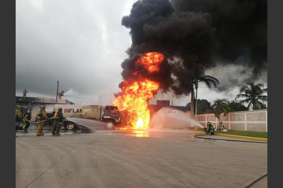 Los bomberos trabajaron durante dos horas para apagar el incendio. (Foto: Bomberos Voluntarios)&nbsp;