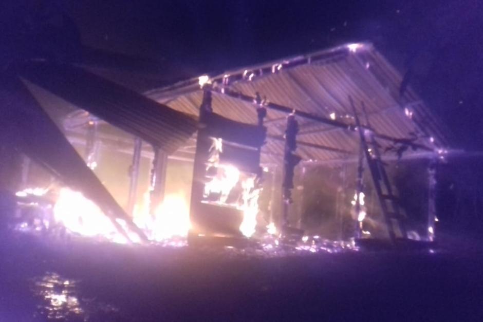 Casas en la comunidad Cubulwitz en Cobán, Alta Verapaz, quedaron destruidas tras el violento ataque que sufrieron familias. (Foto: Twitter: Waqib´Kej)&nbsp;