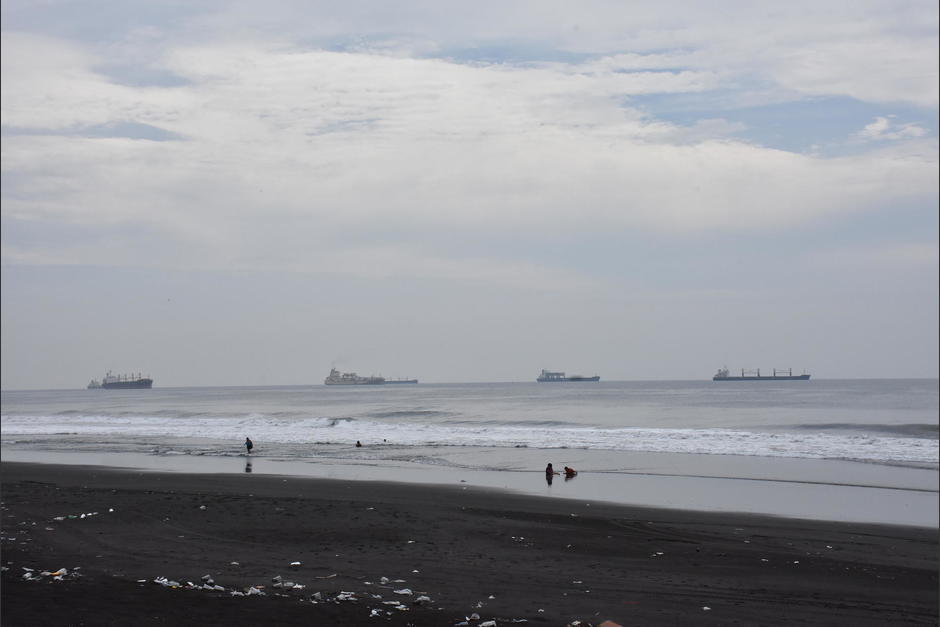 Los jóvenes disfrutaban de un día de playa en el Puerto San José, pero eso está prohibido por la pandemia. (Foto: Archivo/Soy502)&nbsp;