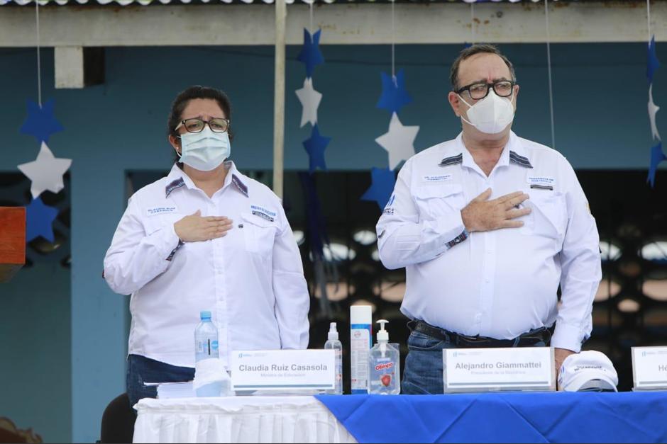 El presidente Alejandro Giammattei participó en la cuarta entrega&nbsp;del Programa de Alimentación Escolar, que se llevó a cabo en la Escuela Ernesto H. Lara, Puerto Barrios, Izabal. (Foto: Presidencia)