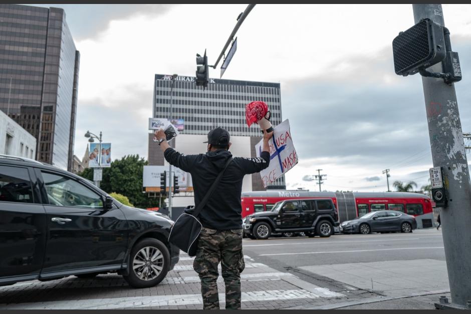 Un migrante guatemalteco en EE.UU. perdió su trabajo por el confinamiento y ahora vende en las calles. (Foto: Elijah Hurwitz/High Country News)