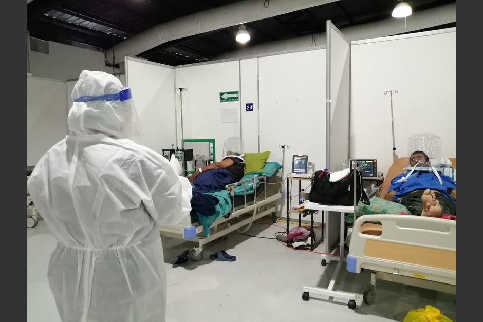 Un sobreviviente del Covid-19 agradece a los médicos en el hospital temporal del Parque de la Industria. (Foto: Archivo/Soy502)