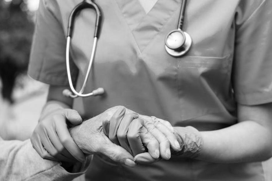 La enfermera&nbsp;Lilian Aracely Erazo Ramírez contrajo el virus atendiendo a los pacientes, pero perdió la batalla. (Foto: Facebook/Freepik)