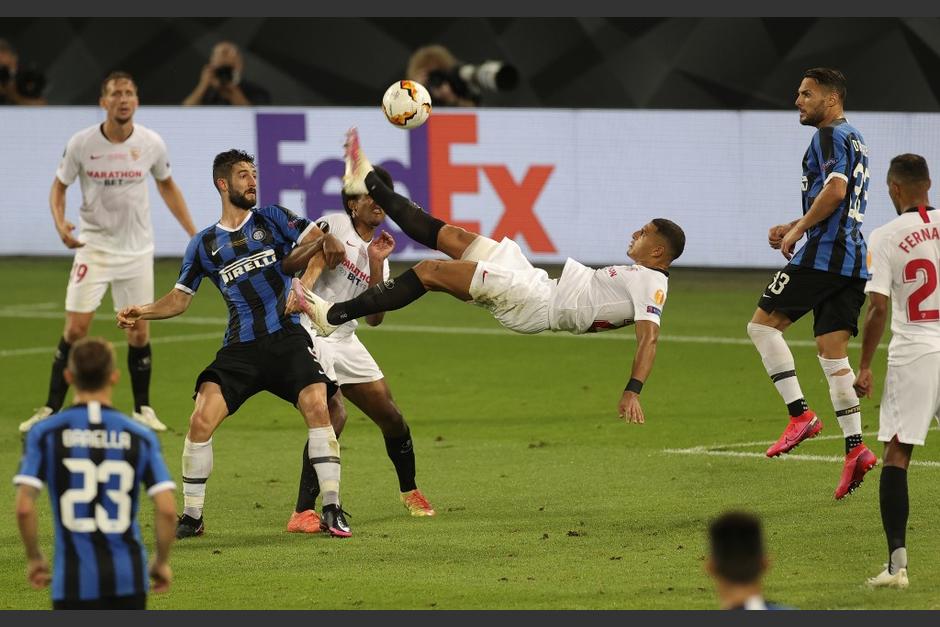Diego Carlos remat&oacute; de chilena y Romelo Lukaku desvi&oacute; el bal&oacute;n para marcar el tercer gol del Sevilla. (Foto: AFP)