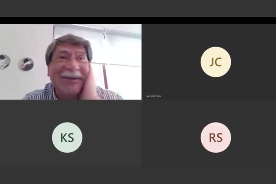 El profesor estaba a punto de llorar cuando sus alumnos le brindaron toda clase de comentarios positivos. (Foto: captura video)&nbsp;