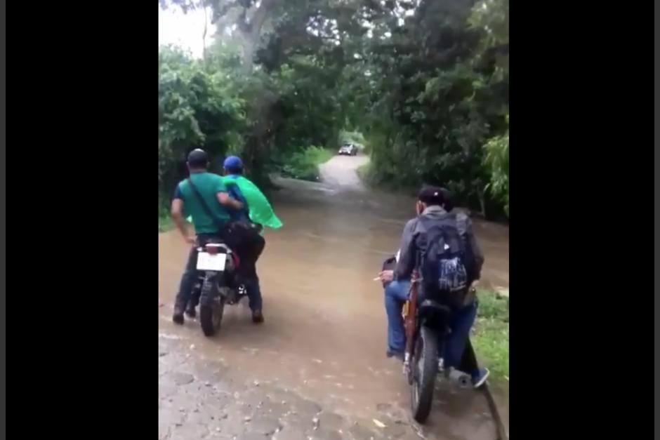 El hombre se arriesga a atravesar el lugar pese al peligro que esto implica para su integridad f&iacute;sica. (Foto: captura video)&nbsp;