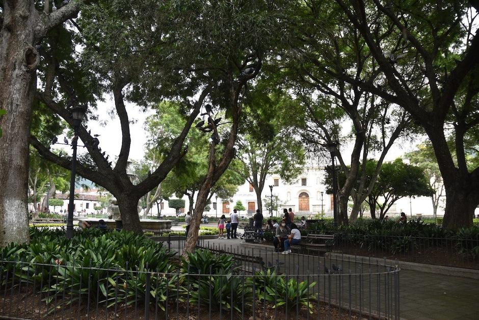 Así luce el Parque Central de la Antigua Guatemala durante el primer fin de semana de su apertura. (Foto: Fredy Hernández/Soy502)
