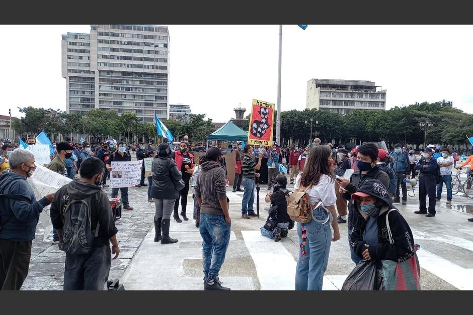 El colectivo de estudiantes de la Universidad Rafael Land&iacute;var se uni&oacute; a la protesta. (Foto: captura Twitter)
