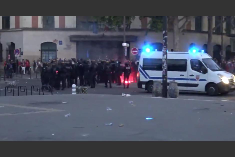 La polic&iacute;a enfrent&oacute; a los aficionados en las afueras del estadio en Francia. (Foto: captura video)&nbsp;