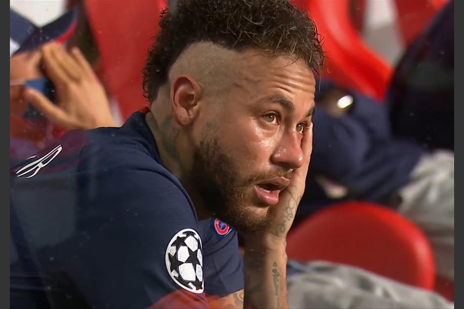 El jugador pas&oacute; solo en el banquillo esperando la ceremonia de la entrega de las medallas. (Foto: AFP)&nbsp;