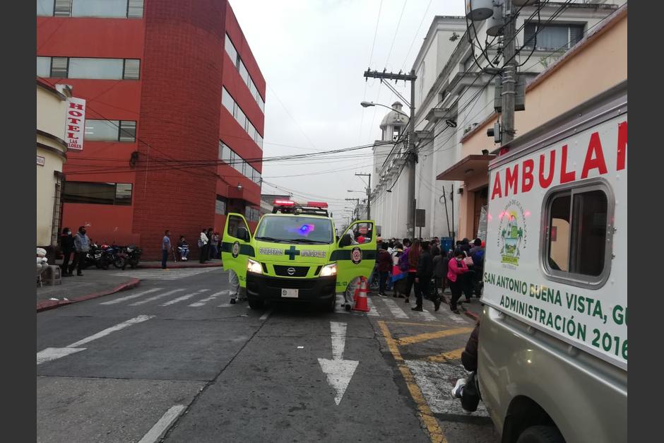 El hombre esperaba en la fila de ingreso cuando se desplomó. (Foto: CBM)&nbsp;