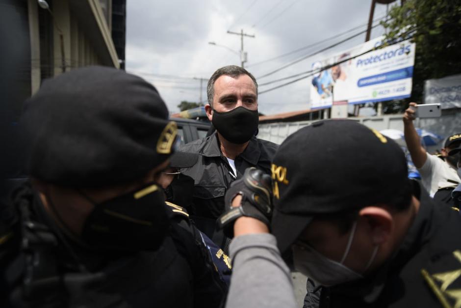 Alejandro Sinibaldi, quien tenía cinco órdenes de captura vigentes por igual número de casos, ingresó a la Torre de Tribunales. (Foto: Wilder López/Soy502)