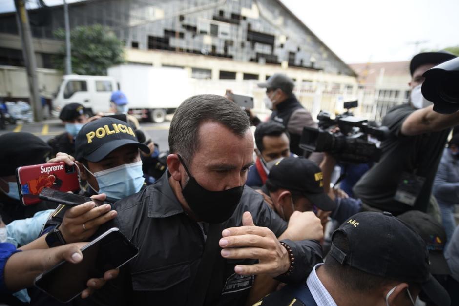 Personal de seguridad del Organismo Judicial trat&oacute; de medir la temperatura de Alejandro Sinibaldi, para cumplir con los protocolos de seguridad implementados por la crisis del Covid-19. (Foto: Wilder L&oacute;pez/Soy502)&nbsp;