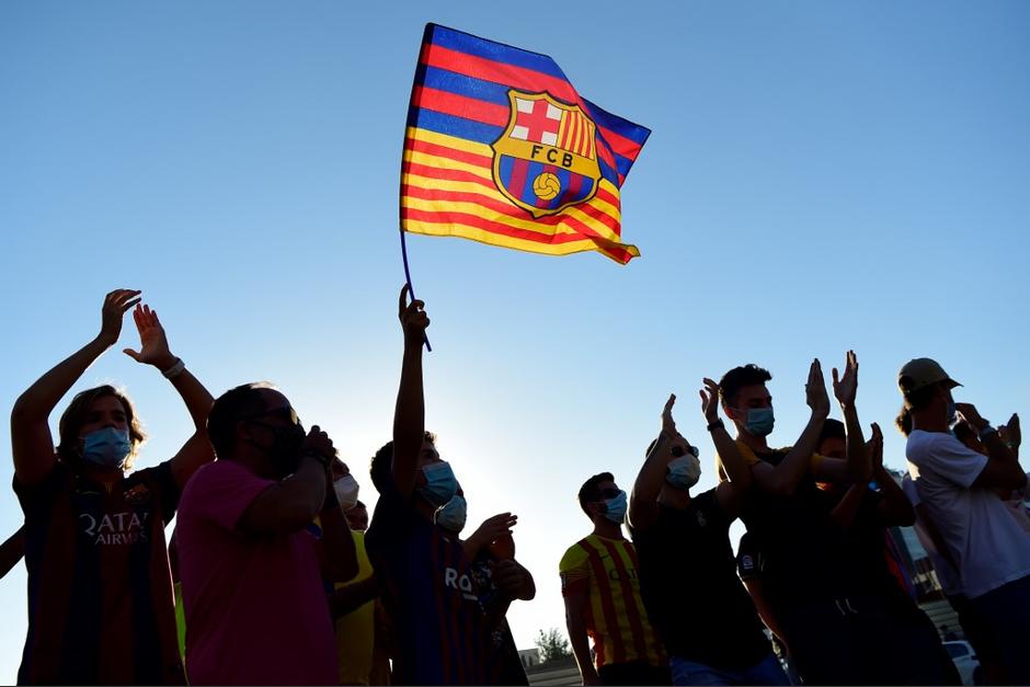 Los aficionados llegaron la tarde del miércoles a la sede del club para pedir la dimisión de su presidente. (Foto: AFP)