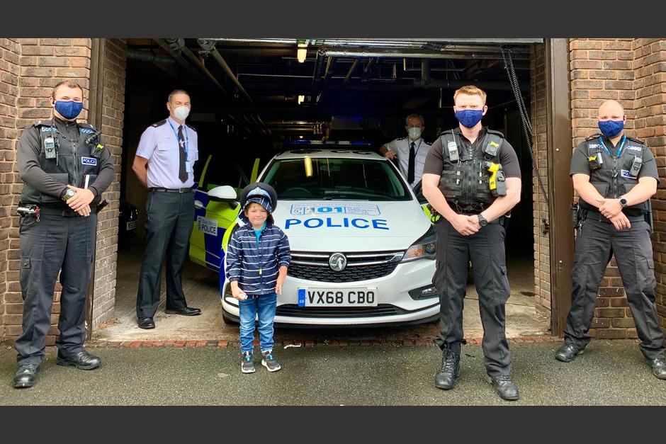 El pequeño Josh fue reconocido por la comisaría policial ante la hazaña para asistir a su madre. (Foto: West Mercia Police)