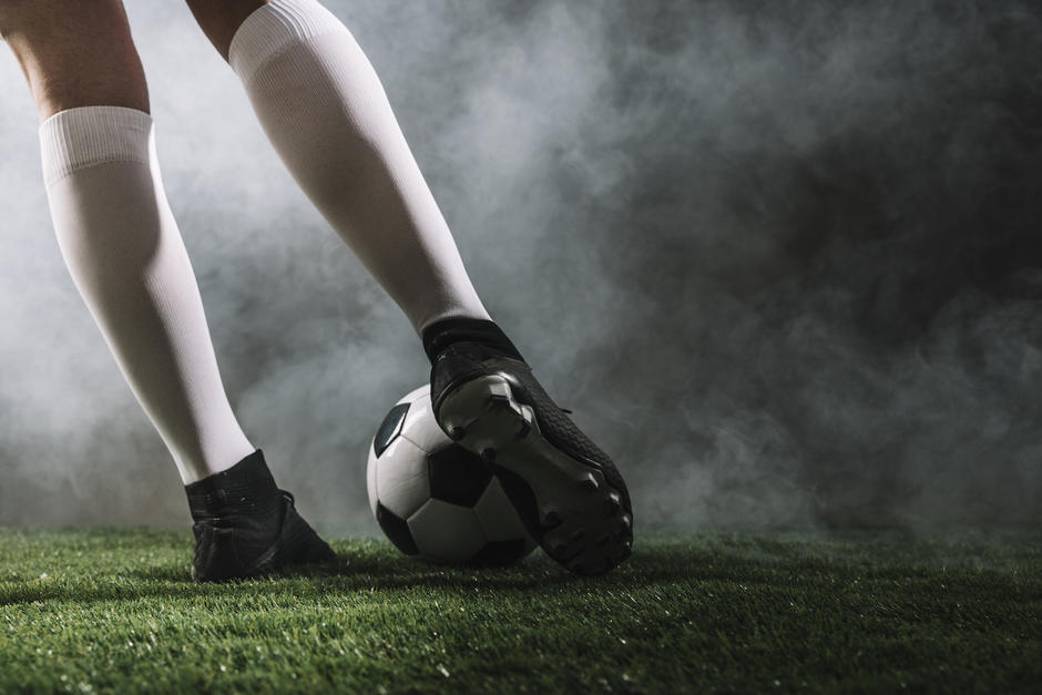 La emoción del fútbol profesional regresa este fin de semana a las principales canchas nacionales. (Foto: Freepik)