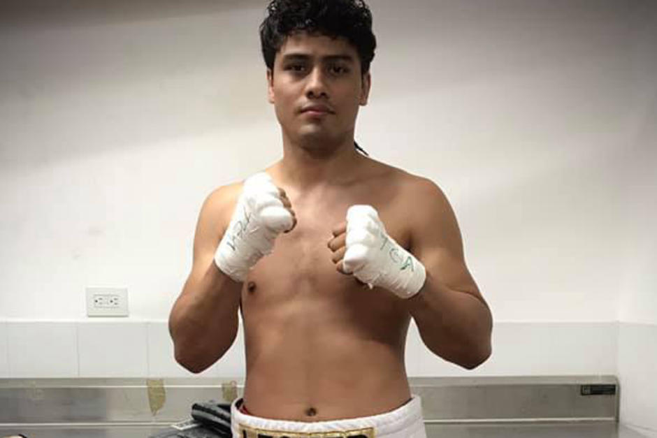 El boxeador guatemalteco Lester Martínez obtuvo su quinta victoria consecutiva al derrotar a un rival mexicano por la vía del nocaut. (Foto: CDA: Escuela Profesional de Boxeo/ESPN)