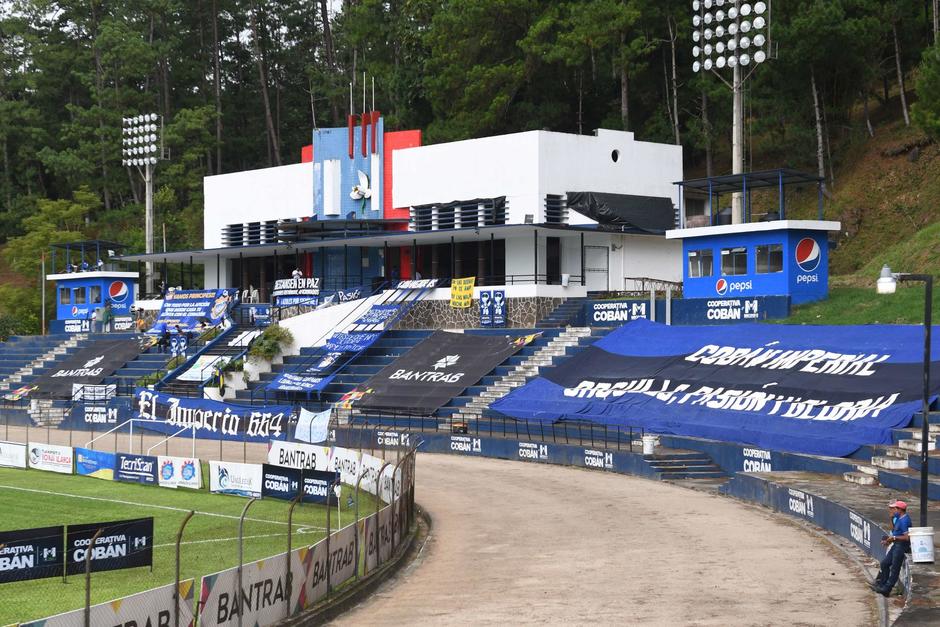 Varias mantas de los aficionados de Cob&aacute;n se desplegaron en el grader&iacute;o del estadio Verapaz. (Foto: Patrik Agustein/Nuestro Diario)
