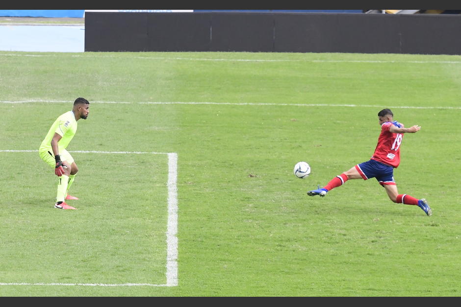Israel Silva vence al portero Jos&eacute; Calder&oacute;n para poner el primer gol de Xelaj&uacute; ante los Cremas. (Foto: Abel Lima/Nuestro Diario)