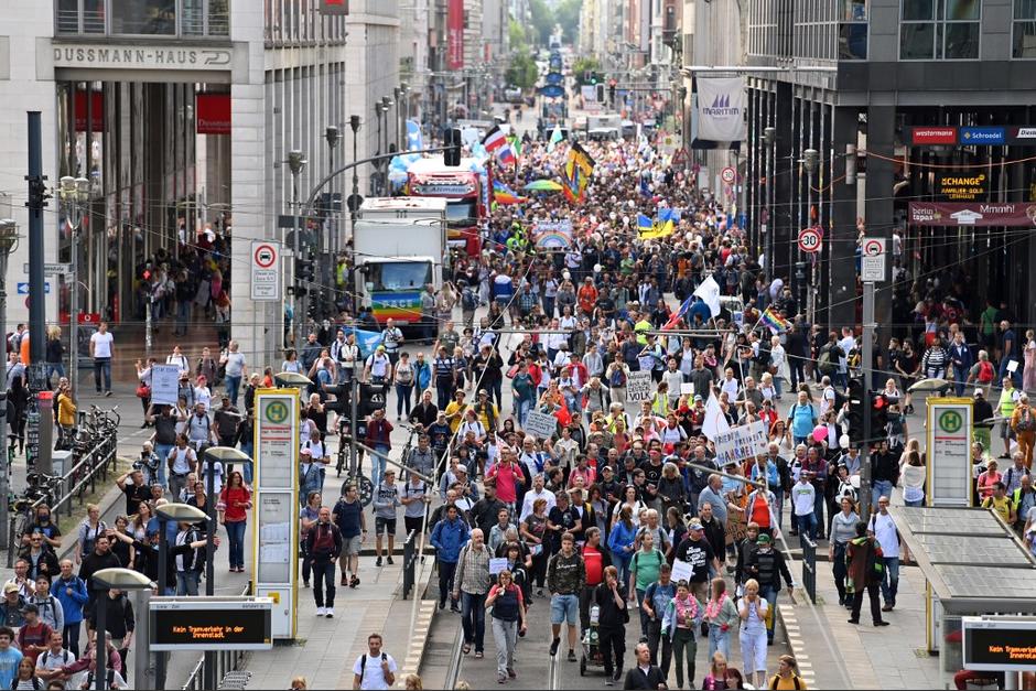 La manifestaci&oacute;n fue dispersada debido a que los participantes no cumplieron con el requisito de distanciamiento f&iacute;sico. (Foto: AFP)