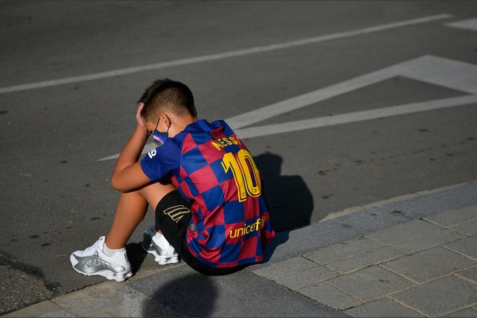 El pequeño tenía la esperanza que Messi llegara el domingo a las pruebas de Covid-19, pero el argentino nunca llegó. (Foto: Pau Barrena/AFP)