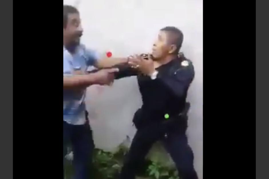 Un agente de la PNC fue agredido por padre e hijo, cuando atendió a llamado de escándalo en la vía pública. (Foto: Captura de pantalla)