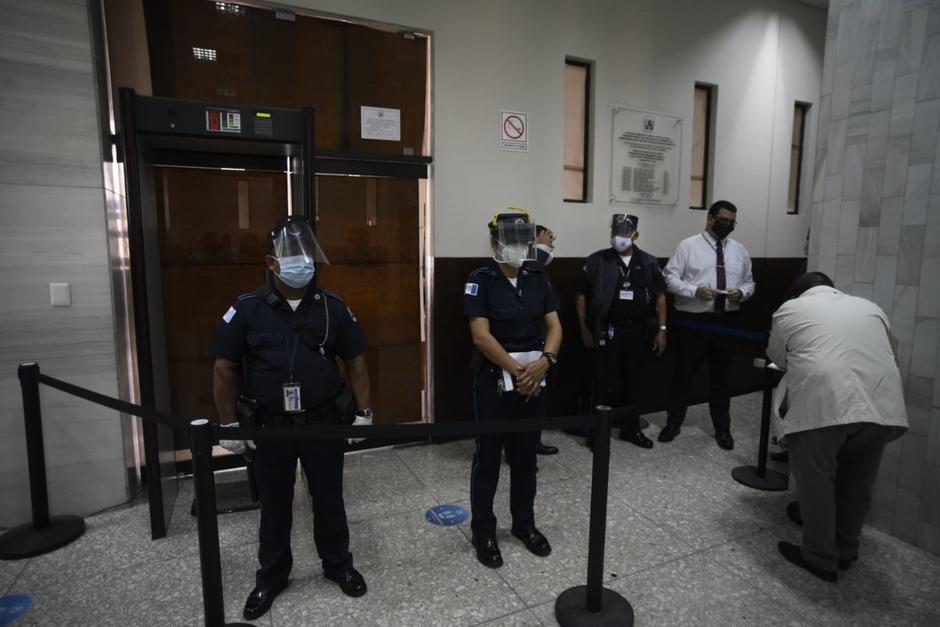 Las puertas y ventanas del Juzgado de Mayor Riesgo B se taparon para evitar que Sinibaldi fuera fotografiado adentro de la sala de audiencias.&nbsp; (Foto: Wilder López/Soy502)&nbsp;