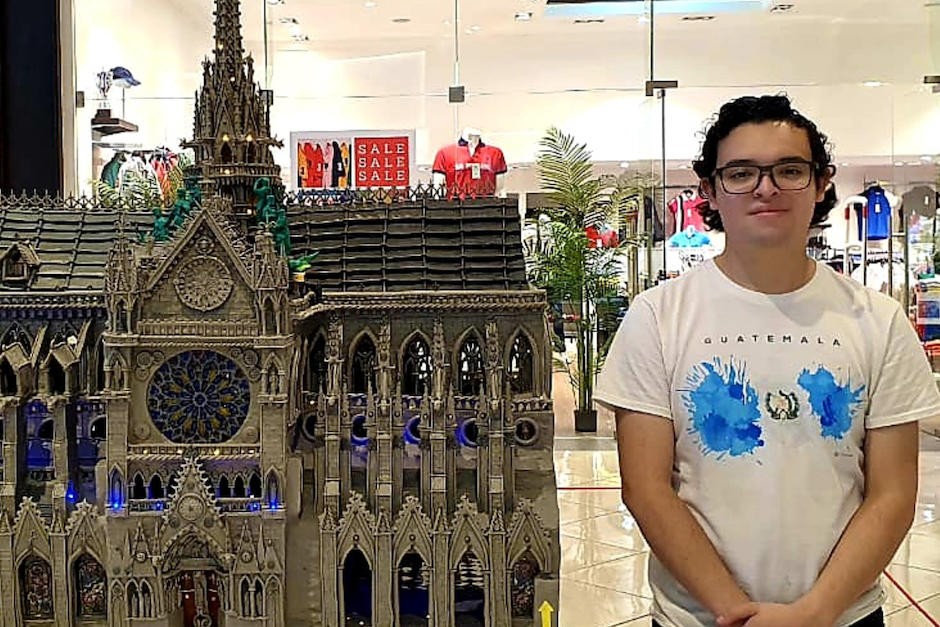 Este guatemalteco crea enormes estructuras arquitectónicas en plasticina. (Foto: Daniel Rivera)