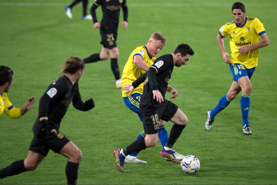 Jen Jonsson del Cádiz le pelea un balón a Leo Messi. (Foto: AFP)