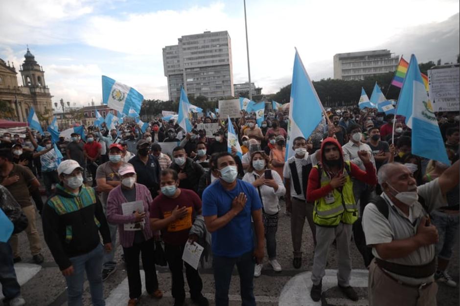 Por tercer sábado consecutivo, decenas de personas acudieron a la Plaza de la Constitución. (Foto: Wilder López/Soy502) 